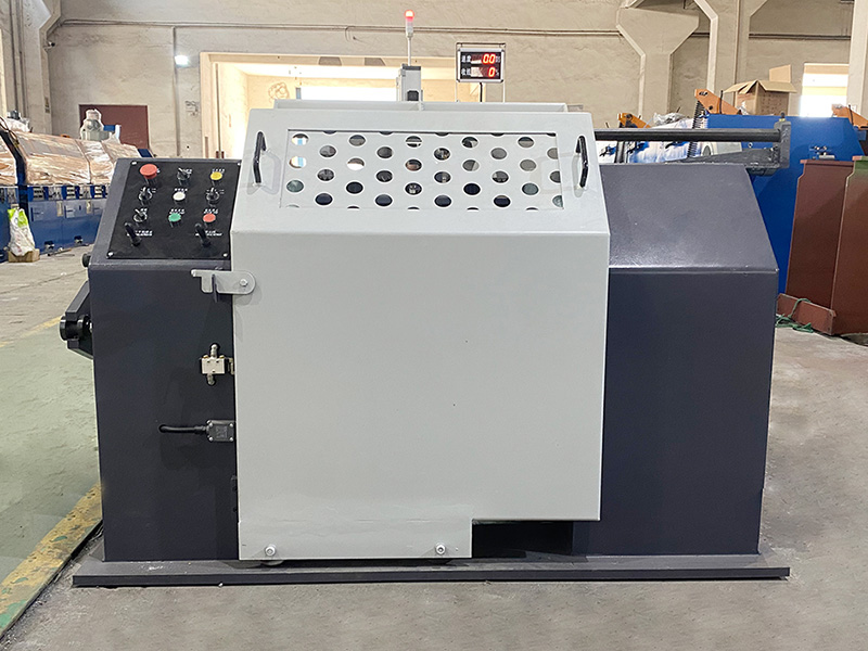 In che modo la macchina riavvolgitrice gestisce le variazioni di spessore o densità del materiale e ha la flessibilità necessaria per regolare di conseguenza la tensione di avvolgimento?