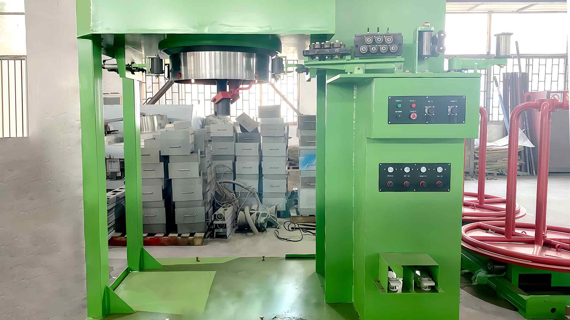 In che modo la macchina per trafilatura del serbatoio dell'acqua gestisce i difetti superficiali del filo come graffi, ossidazione o microfessure durante il processo di trafilatura?