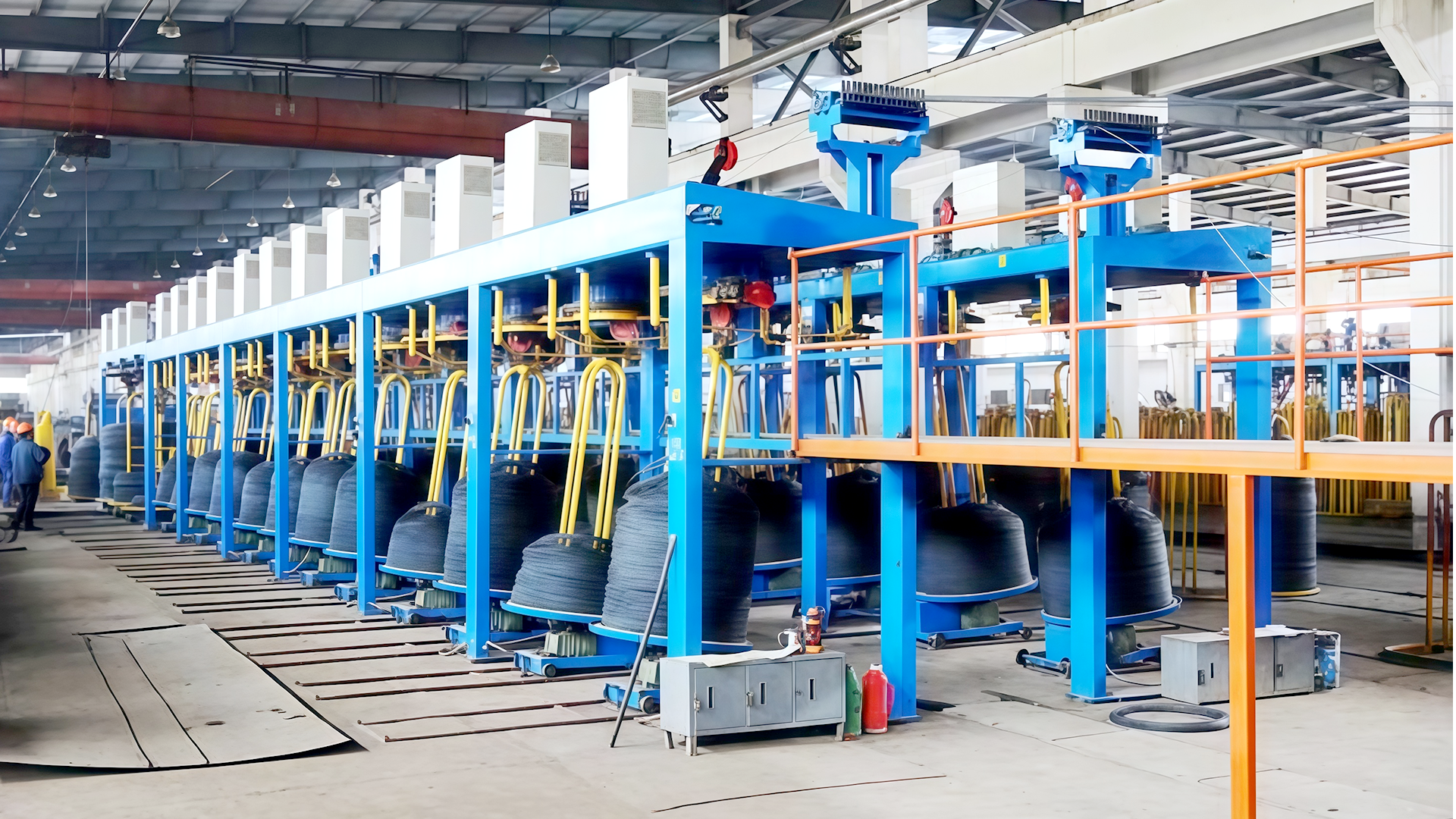 In che modo la macchina riavvolgitrice garantisce una tensione uniforme durante il processo di avvolgimento del filo?